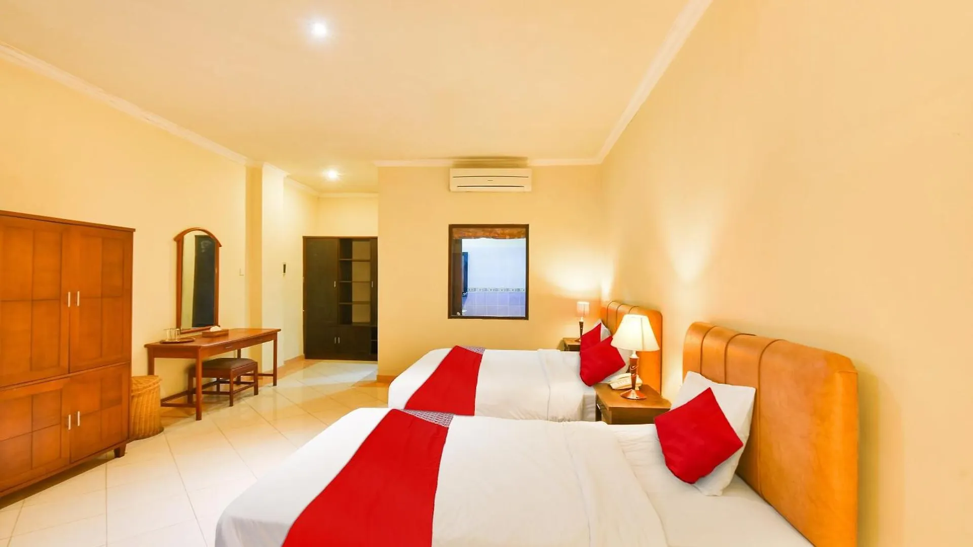 Super Oyo Townhouse Oak Maxi Hotel Legian Kuta  Indonesia