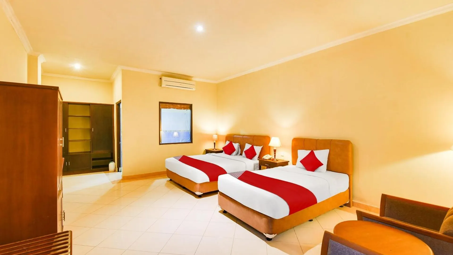 Super Oyo Townhouse Oak Maxi Hotel Legian Kuta  3*, Kuta (Bali)