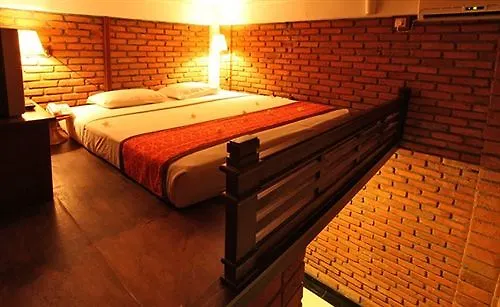 Super Oyo Townhouse Oak Maxi Hotel Legian Kuta