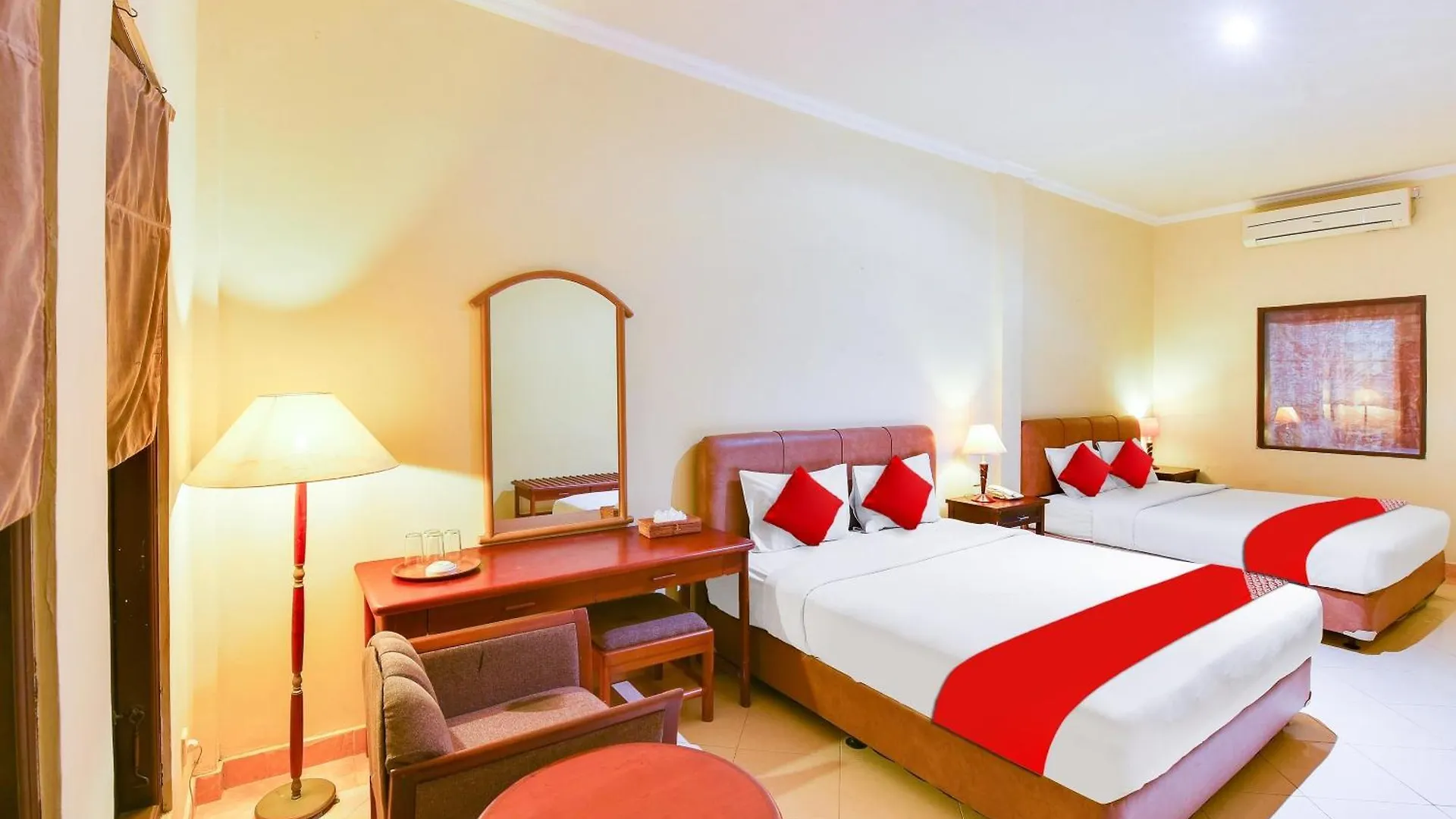 Super Oyo Townhouse Oak Maxi Hotel Legian Kuta Lombok