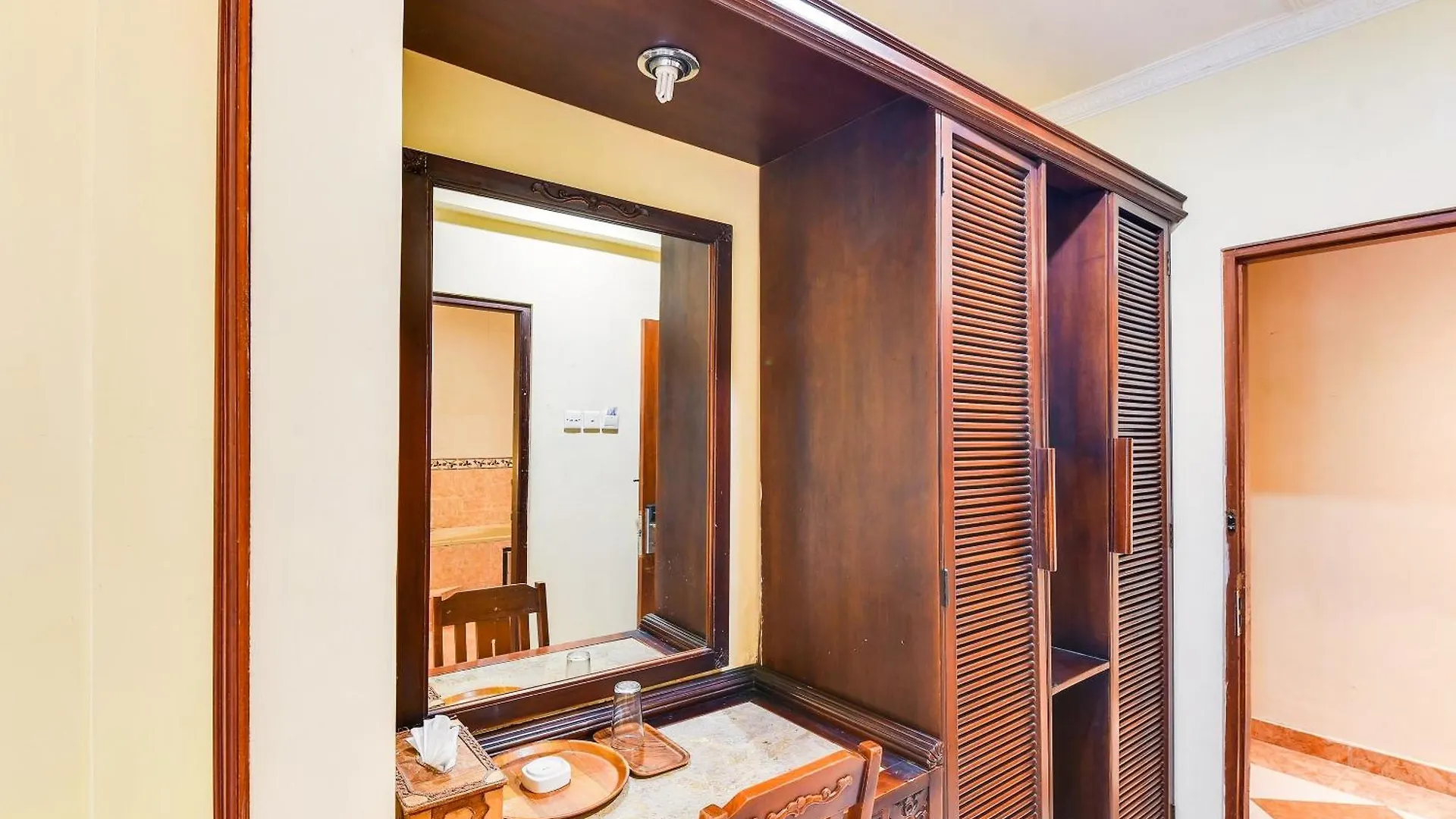 Super Oyo Townhouse Oak Maxi Hotel Legian Kuta Lombok
