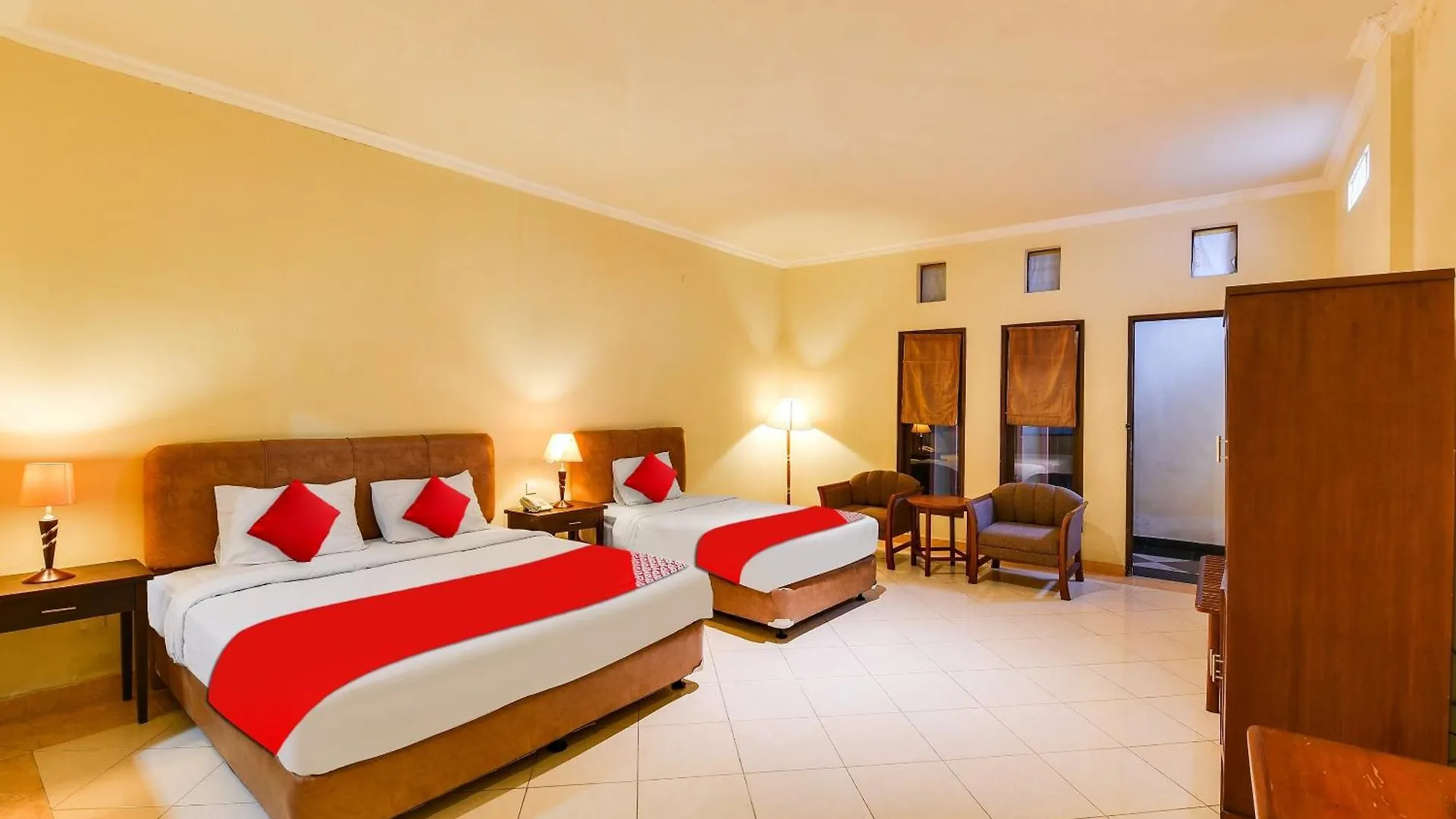 Super Oyo Townhouse Oak Maxi Hotel Legian Kuta Lombok